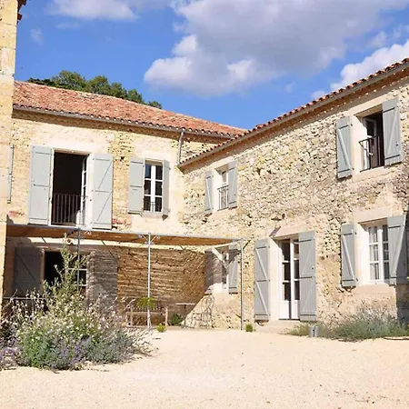 Stunning 5-Bed House With Heated Swimming Pool *