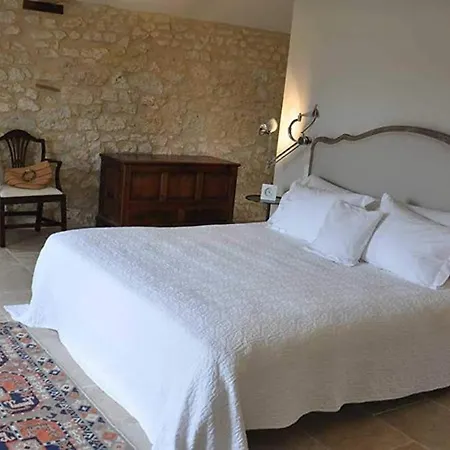 Stunning 5-Bed House With Heated Swimming Pool *