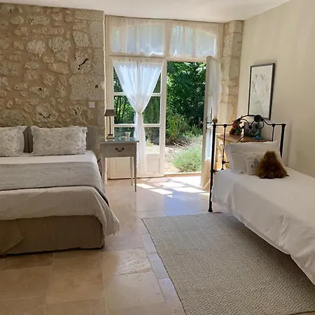 Stunning 5-Bed House With Heated Swimming Pool *