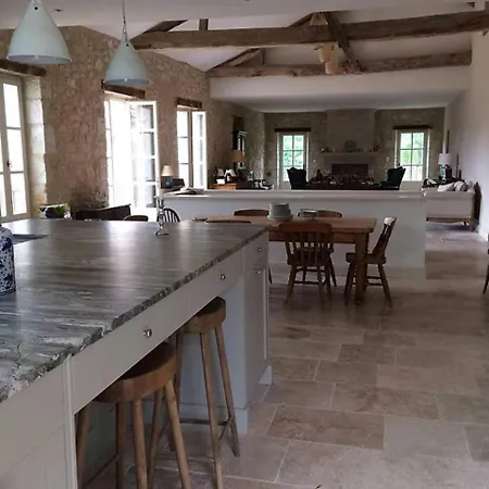 Stunning 5-Bed House With Heated Swimming Pool Holiday home *