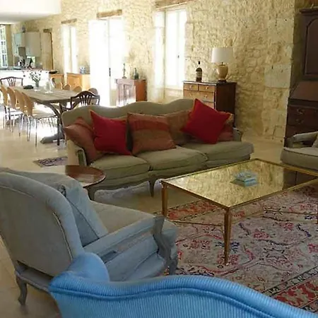 Stunning 5-Bed House With Heated Swimming Pool *