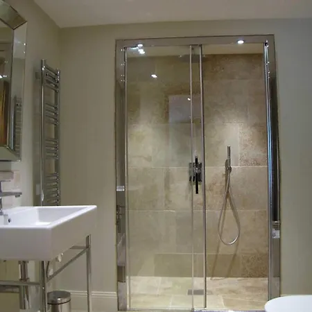 Holiday home Stunning 5-Bed House With Heated Swimming Pool *