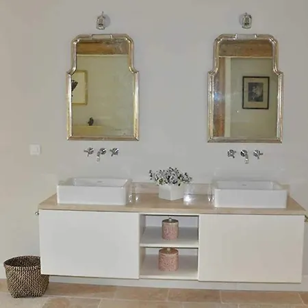 Stunning 5-Bed House With Heated Swimming Pool Holiday home